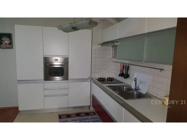 Tirane, jepet me qera apartament 1+1 Kati 3, 84 m² 600 € (Pazari Ri)