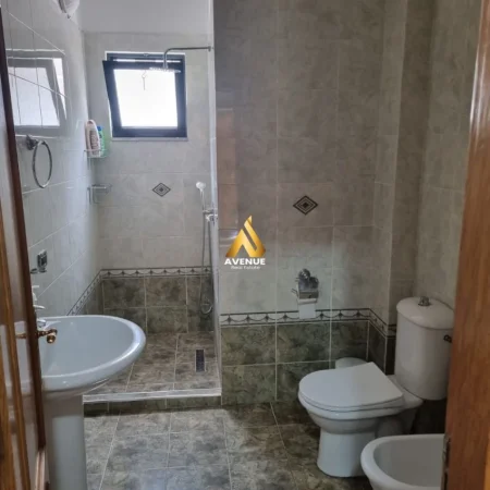 Tirane, jepet me qera apartament 1+1+Ballkon Kati 2, 75 m² 610 € (Rruga Petro Nini Luarasi)