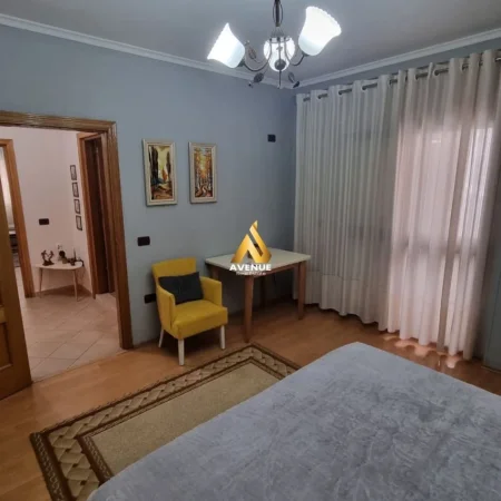 Tirane, jepet me qera apartament 1+1+Ballkon Kati 2, 75 m² 610 € (Rruga Petro Nini Luarasi)
