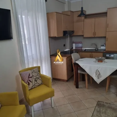 Tirane, jepet me qera apartament 1+1+Ballkon Kati 2, 75 m² 610 € (Rruga Petro Nini Luarasi)
