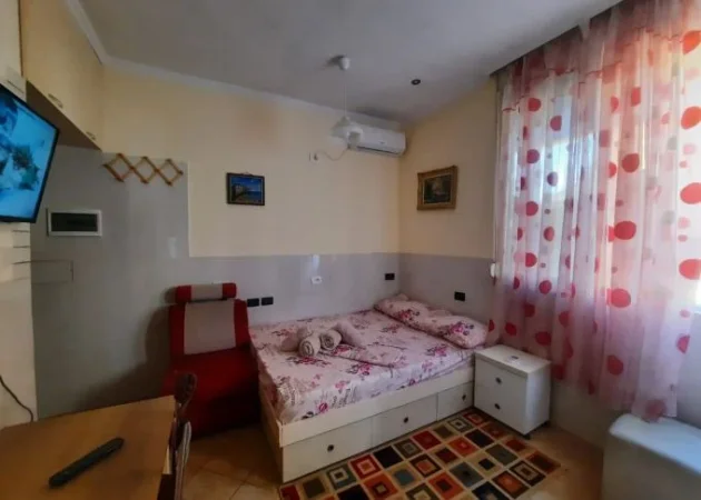 Tirane, jepet me qera garsonier Kati 2, 400 € (rruga 5 maji)