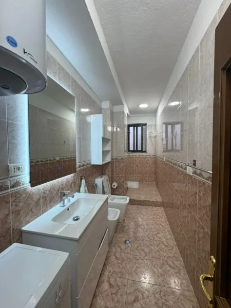 Tirane, jepet me qera apartament 1+1 Kati 7, 65 m² 500 € (Ferit Xhajko)
