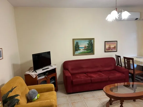 Tirane, jepet me qera apartament 1+1+Aneks+Ballkon Kati 8, 500 € (komuna e parisit)