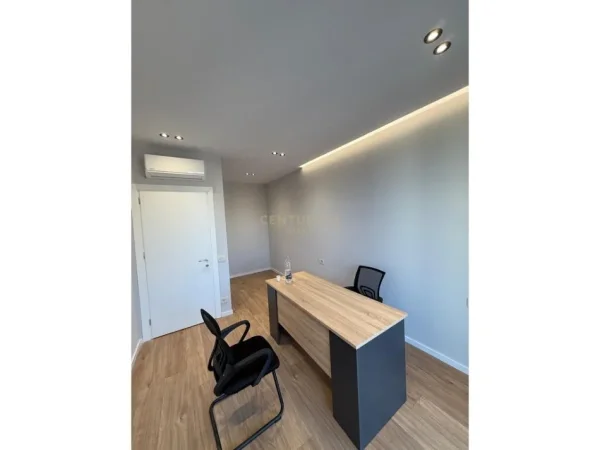 Tirane, jepet me qera zyre Kati 2, 700 € (Mine Peza)