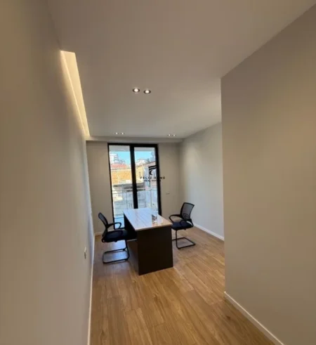 Tirane, jepet me qera zyre Kati 3, 70 m² 700 € (RRUGA FORTUZI)