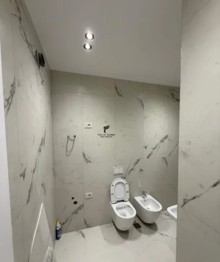 Tirane, jepet me qera zyre Kati 3, 70 m² 700 € (RRUGA FORTUZI)