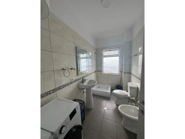 Tirane, jepet me qera apartament 1+1+Ballkon Kati 8, 75 m² 450 € (Rruga Teodor Keko)