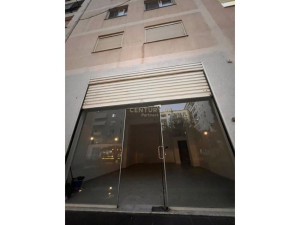 Tirane, jepet me qera dyqan Kati 0, 55 m² 300 € (Yzberish)