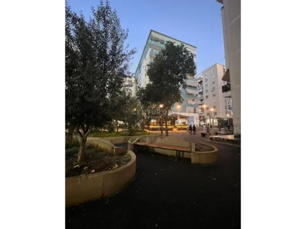 Tirane, jepet me qera dyqan Kati 0, 55 m² 300 € (Yzberish)