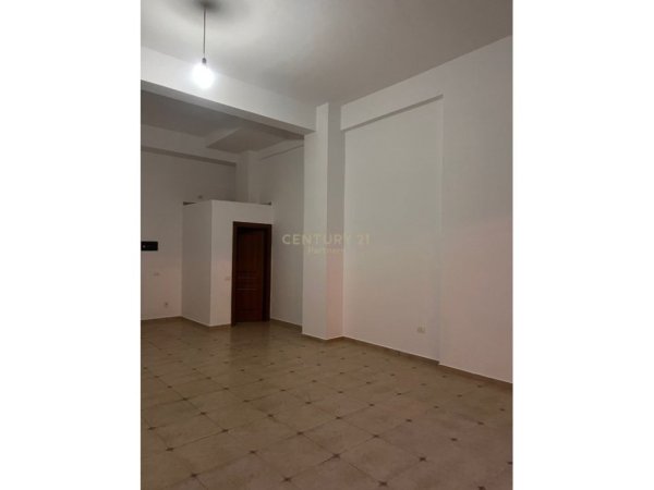 Tirane, jepet me qera dyqan Kati 0, 55 m² 300 € (Yzberish)
