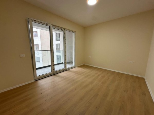 Tirane, jepet me qera ambjent biznesi Kati 3, 97 m² 575 € (Bulevardi Migjeni)