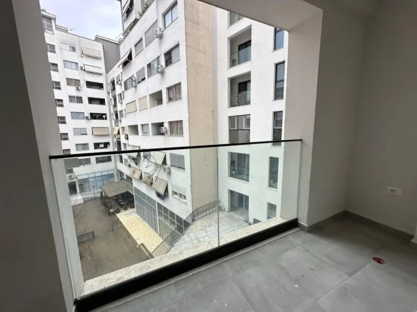 Tirane, jepet me qera ambjent biznesi Kati 3, 97 m² 575 € (Bulevardi Migjeni)