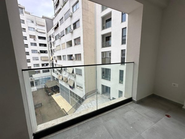 Tirane, jepet me qera ambjent biznesi Kati 3, 97 m² 575 € (Bulevardi Migjeni)