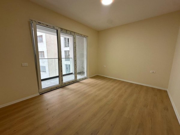 Tirane, jepet me qera ambjent biznesi Kati 3, 97 m² 575 € (Bulevardi Migjeni)