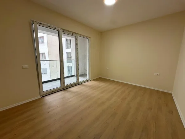 Tirane, jepet me qera ambjent biznesi Kati 3, 97 m² 575 € (Bulevardi Migjeni)