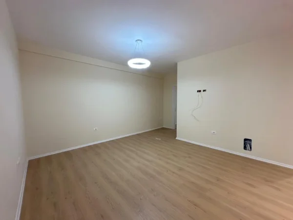 Tirane, jepet me qera ambjent biznesi Kati 3, 97 m² 575 € (Bulevardi Migjeni)