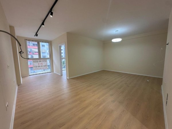 Tirane, jepet me qera ambjent biznesi Kati 3, 97 m² 575 € (Bulevardi Migjeni)