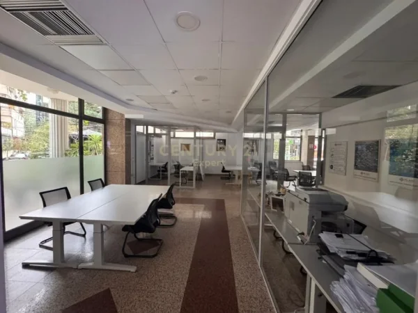Tirane, jepet me qera ambjent biznesi Kati 0, 225 m² 4.500 € (Sheshi Wilson)