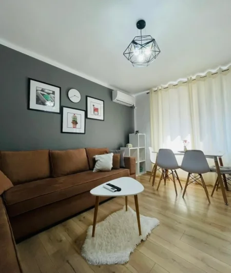 Tirane, jepet me qera apartament 1+1+Ballkon Kati 3, 55 m² 650 € (Rruga e barrikadave)