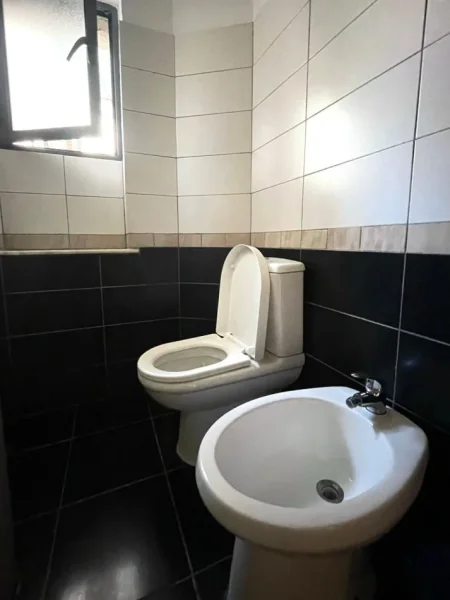 Tirane, jepet me qera apartament 1+1+Ballkon Kati 3, 55 m² 650 € (Rruga e barrikadave)