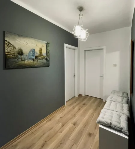 Tirane, jepet me qera apartament 1+1+Ballkon Kati 3, 55 m² 650 € (Rruga e barrikadave)