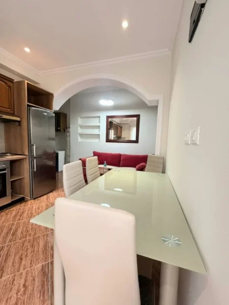 Tirane, jepet me qera apartament 1+1 Kati 1, 65 m² 420 € 