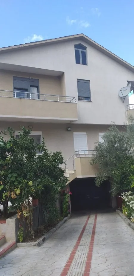 Tirane, shitet Vile 4+1 , 650.000 € 