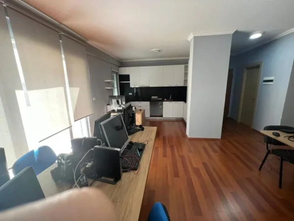 Tirane, jepet me qera apartament 3+1+Ballkon Kati 1, 140 m² 750 € 