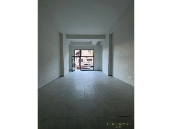 Tirane, jepet me qera dyqan Kati 0, 60 m² 630 € (Yzberish)