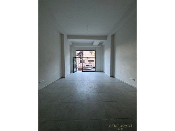 Tirane, jepet me qera dyqan Kati 0, 60 m² 630 € (Yzberish)