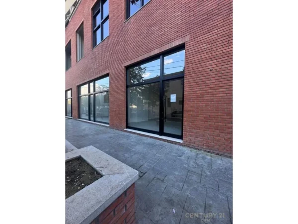Tirane, jepet me qera dyqan Kati 0, 60 m² 630 € (Yzberish)