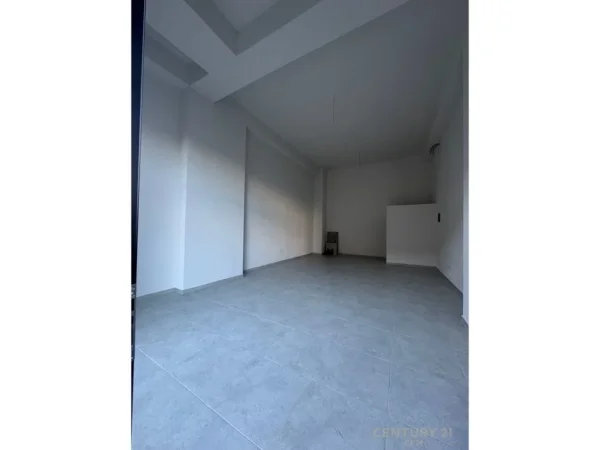 Tirane, jepet me qera dyqan Kati 0, 60 m² 630 € (Yzberish)