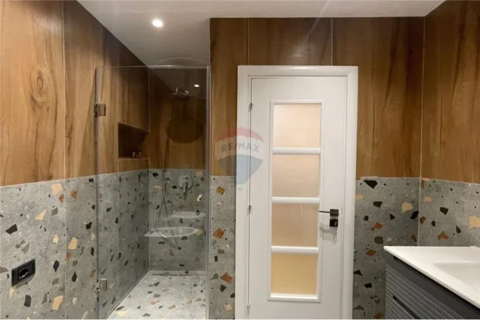 Vlore - Lungomare, jepet me qera apartament 1+1 Kati 3, 70 m² 450 € (Rruga Dush Strati, Vlorë)