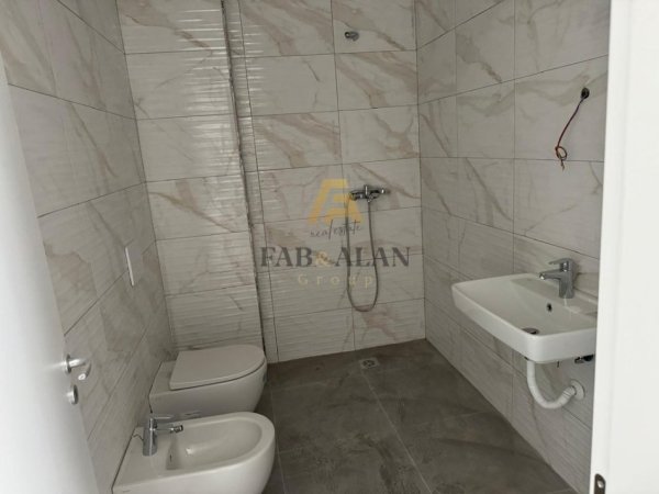 Tirane, jepet me qera ambjent biznesi Kati 2, 50 m² 500 € (Bulevardi i Ri)