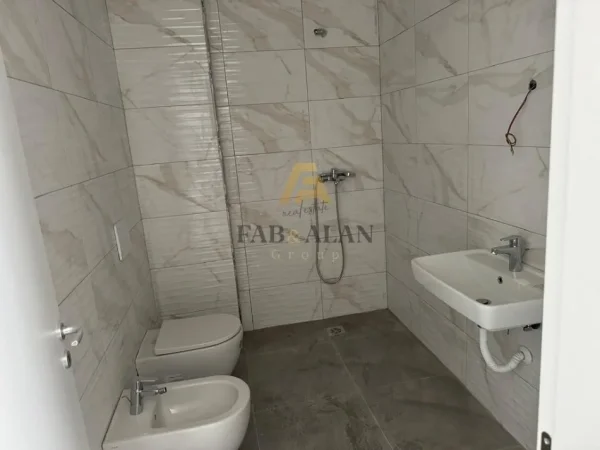 Tirane, jepet me qera ambjent biznesi Kati 2, 50 m² 500 € (Bulevardi i Ri)