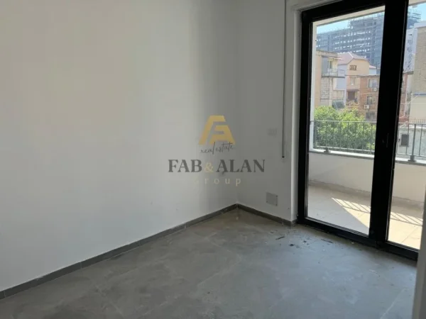 Tirane, jepet me qera ambjent biznesi Kati 2, 50 m² 500 € (Bulevardi i Ri)