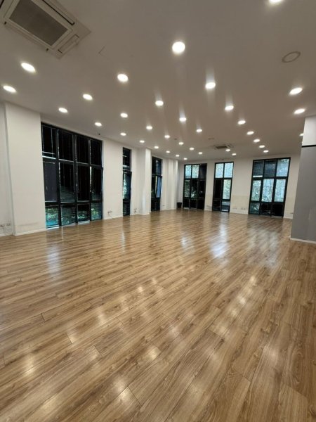 Tirane, jepet me qera ambjent biznesi Kati 1, 160 m² 3.000 € (Rr. Elbasanit, Park Gate)