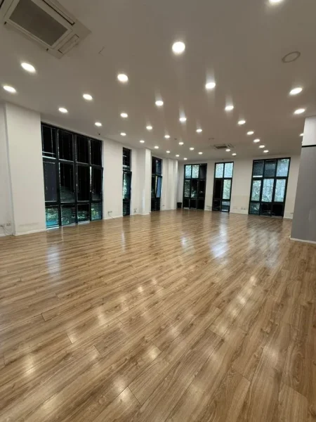 Tirane, jepet me qera ambjent biznesi Kati 1, 160 m² 3.000 € (Rr. Elbasanit, Park Gate)