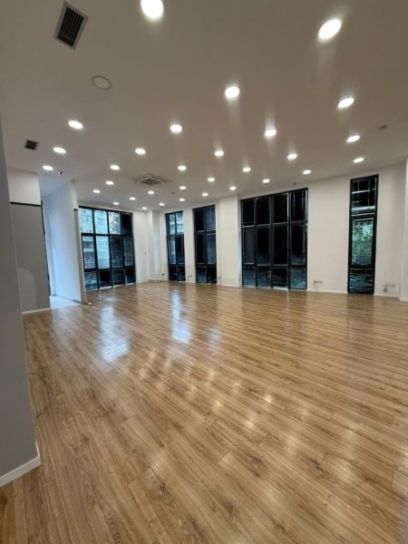Tirane, jepet me qera ambjent biznesi Kati 1, 160 m² 3.000 € (Rr. Elbasanit, Park Gate)