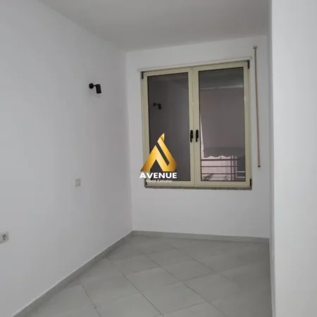 Tirane, jepet me qera ambjent biznesi Kati 2, 98 m² 650 € (Rruga Don Bosko)
