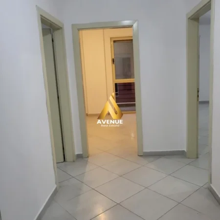 Tirane, jepet me qera ambjent biznesi Kati 2, 98 m² 650 € (Rruga Don Bosko)