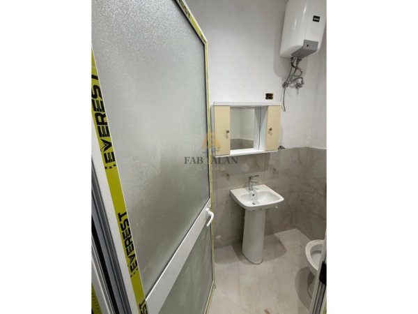 Tirane, jepet me qera ambjent biznesi Kati 1, 260 m² 2.600 € (Bulevardi Zogu i Pare)