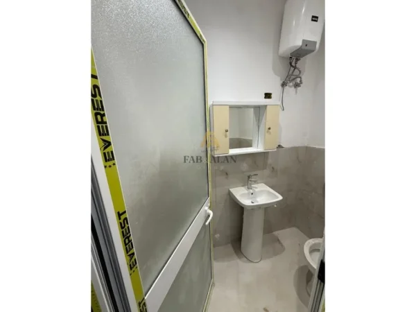 Tirane, jepet me qera ambjent biznesi Kati 1, 260 m² 2.600 € (Bulevardi Zogu i Pare)