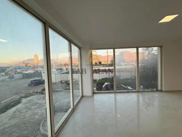 Tirane, jepet me qera ambjent biznesi Kati 1, 260 m² 2.600 € (Bulevardi Zogu i Pare)