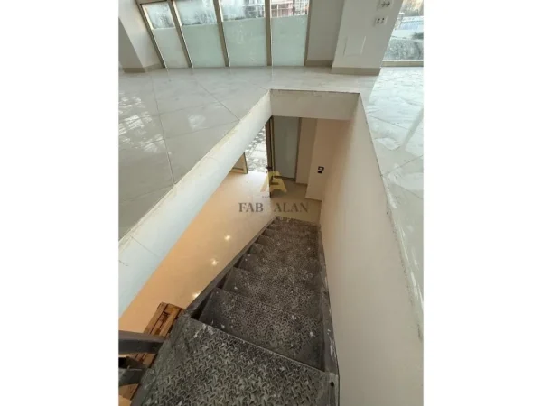 Tirane, jepet me qera ambjent biznesi Kati 1, 260 m² 2.600 € (Bulevardi Zogu i Pare)