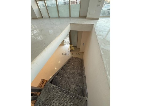 Tirane, jepet me qera ambjent biznesi Kati 1, 260 m² 2.600 € (Bulevardi Zogu i Pare)