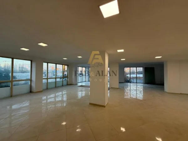 Tirane, jepet me qera ambjent biznesi Kati 1, 260 m² 2.600 € (Bulevardi Zogu i Pare)