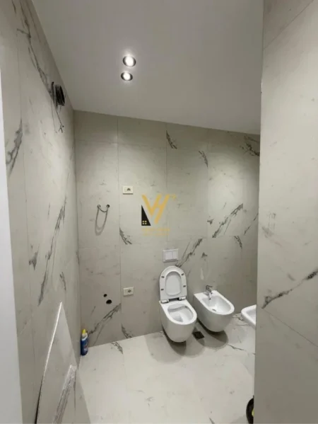 Tirane, jepet me qera zyre Kati 3, 70 m² 700 € (MINE PEZA)