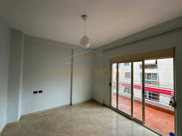 Tirane, jepet me qera apartament 2+1+Ballkon Kati 1, 97 m² 600 € (Rruga "Myslym Shyri")