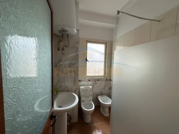 Tirane, jepet me qera apartament 2+1+Ballkon Kati 1, 97 m² 600 € (Rruga "Myslym Shyri")